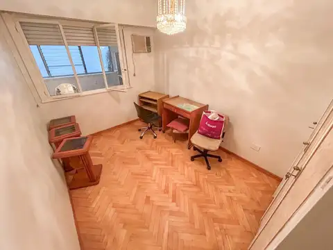 Departamento 3 ambientes,primer piso por escalera.