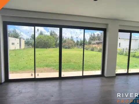 Casa en Alquiler con 1 cochera