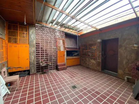 Casa al frente 2 dormitorios, comodín y patio.