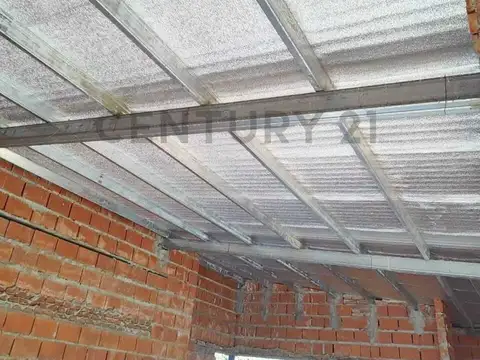 Casa 7 ambientes con 2 baños