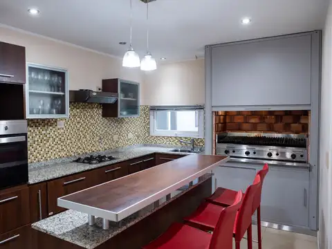 CASA + DEPARTAMENTOS + LOCAL B° SAN MARTIN RG