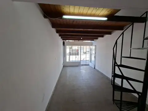 Local en Alquiler en La Tablada, $ 450.000