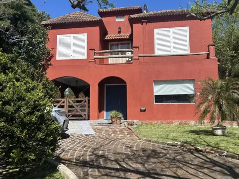 Impeclable casa estilo Villa Italiana en Barrio San Agustin, Villanueva con 3 dormitorios y 2 baños