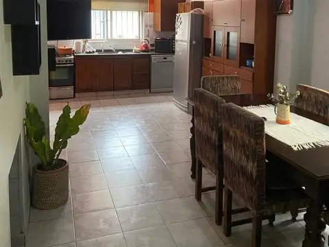 VENTA CASA 4 DORMITORIOS MAS DEPTO.
