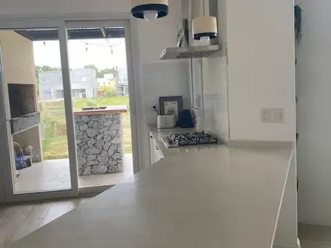Casa en Alquiler con 2 cocheras