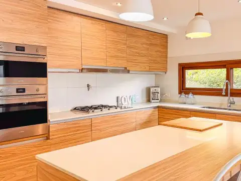 Alquiler AMOBLADO | CASA A LA LAGUNA | 5 AMBIENTES c/dependencia | Barrio San Marco | JARDÍN, P...