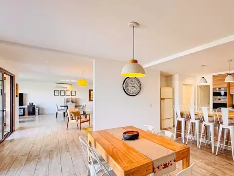 Casa 5 ambientes con 3 baños