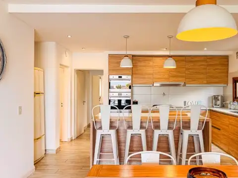 Casa en Alquiler con 2 cocheras