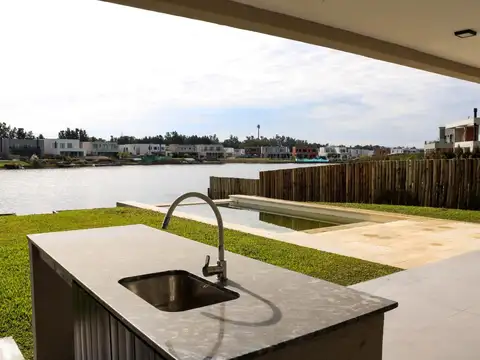 Casa en venta Santa Ana 4 dormitorios al agua, suite en planta baja