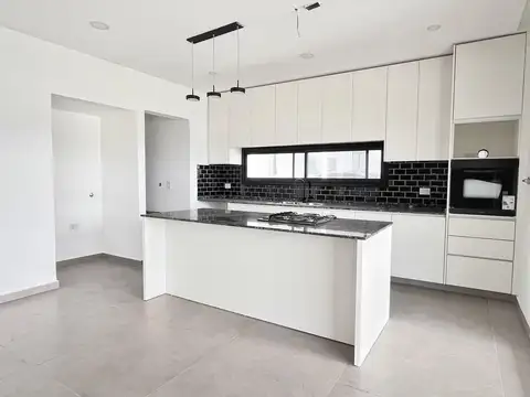Casa en Venta con 4 cocheras