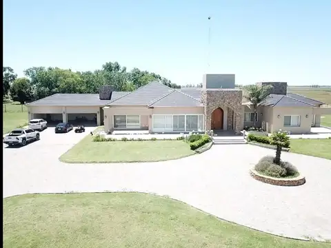 imponente casa de 1000 m2 cubiertos y quincho sobre 25 has
