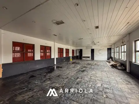 Local de 231 mts2, primer piso por escalera