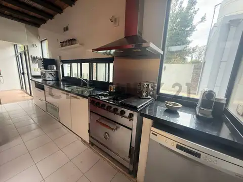 Venta Casa 6 ambientes en Villa Udaondo, Parque Leloir