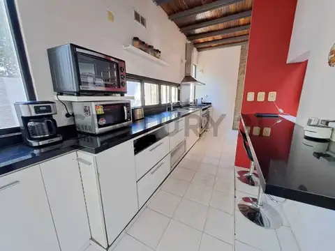 Venta Casa 6 ambientes en Villa Udaondo, Parque Leloir