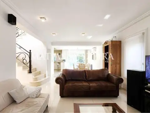 Casa en Venta con 2 cocheras