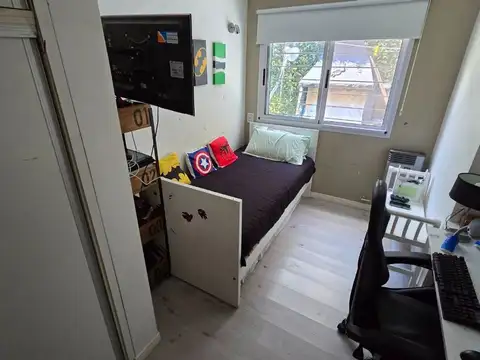 VENTA CASA 4 AMB CON PARQUE Y PILETA BERNAL CENTRO