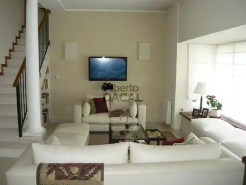 Casa en Venta con 3 cocheras