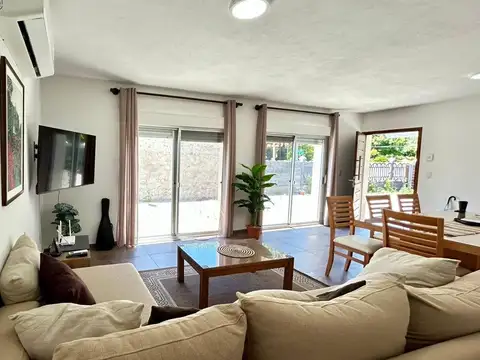 Casa en Alquiler con 2 cocheras