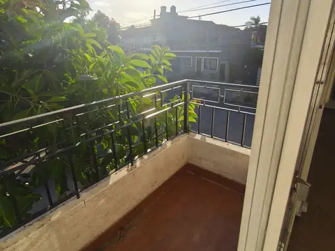 Amplio y luminoso PH 3 amb en alquiler en 1er piso por escalera con patio y terraza,Villa Ballester