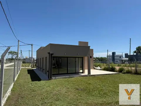 Casa en venta - 2 Dormitorios 1 Baño - 450Mts2 - La Plata