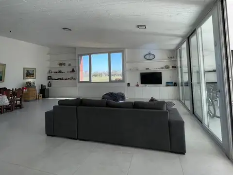 Casa 5 ambientes con 4 baños