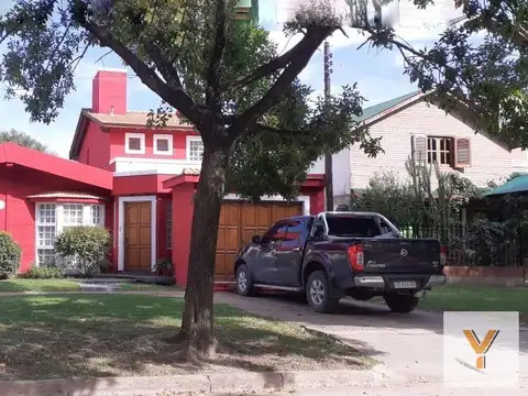 Casa en Venta con 2 cocheras