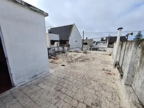 Casa 3 Ambientes c/ Entrada de Auto - 150 m² Cub. - Ramos Mejia