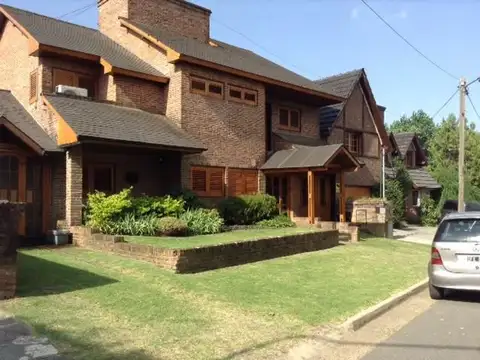 Increíble casa de 7 amb. - Parque quincho parrilla pileta