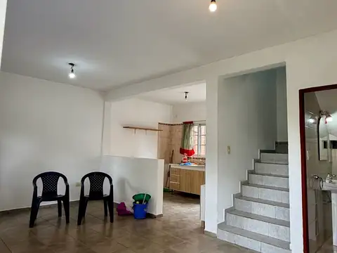 Casa 4 ambientes con 2 baños