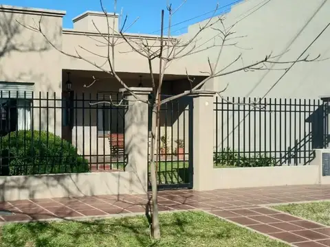 Casa en venta - 3 Dormitorios 2 Baños - General Alvear