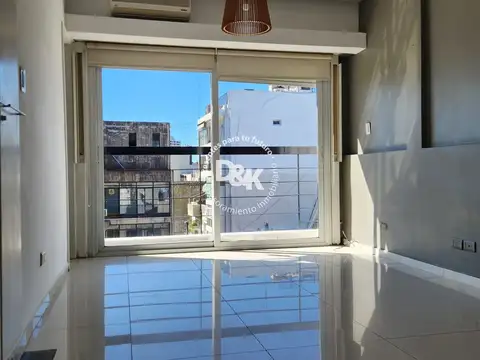 Monoambiente actualizado en venta en Recoleta, piso alto