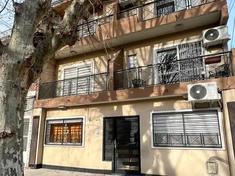 Duplex en edificio, primer piso, tres ambientes, con patio y balcon.