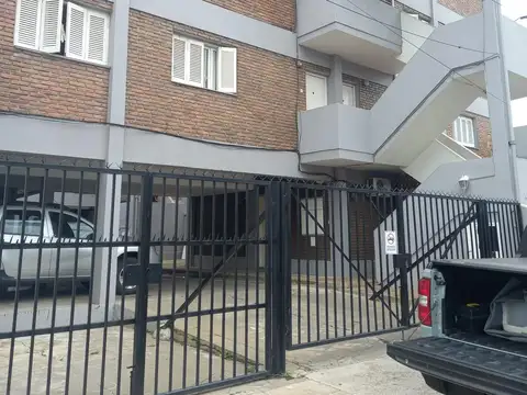 Departamento 2 dormitorios con cochera  al frente Norte