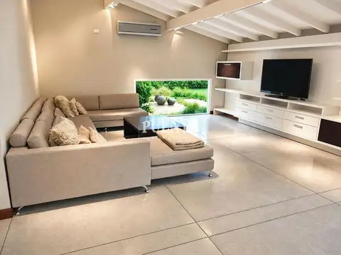 Casa en Alquiler con 2 cocheras