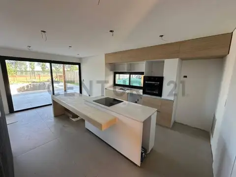 Venta ESPECTACULAR Casa Lagoon Pilar. Moderna con 3 dormitorios jardin y pileta. De calidad premium