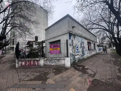 En venta ideal inversor importante esquina en Moreno centro