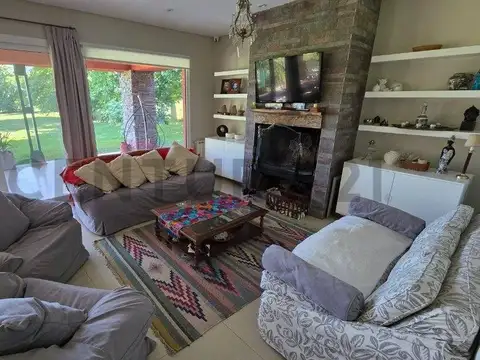 Casa 5 ambientes con 4 baños