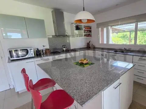 Casa 5 ambientes con 4 baños