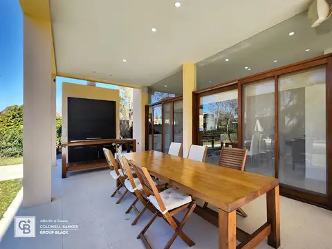 Casa 6 ambientes con 4 baños