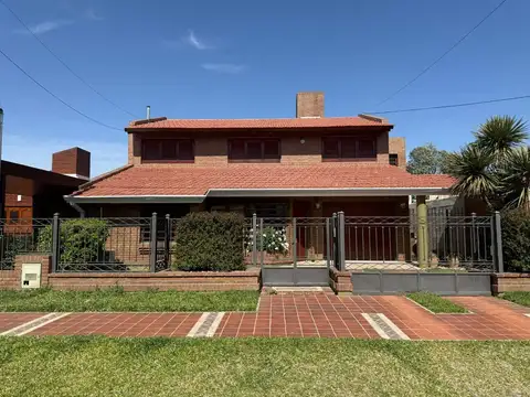VENTA CASA 4 DORMITORIOS PILETA CLIMATIZADA PILAR