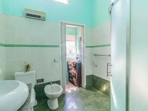 Casa 4 ambientes con 2 baños