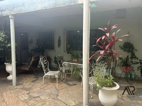 Casa 10 ambientes con 2 baños