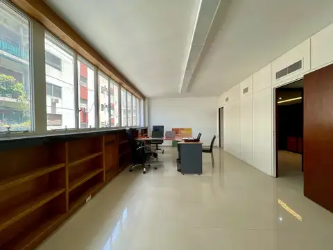 Amplia oficina con 152 metros totales en excelente ubicación y estado!