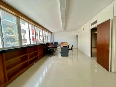 Oficina 6 ambientes con 2 baños