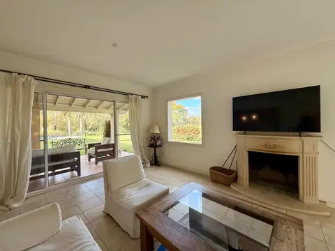Casa 5 ambientes con 4 baños