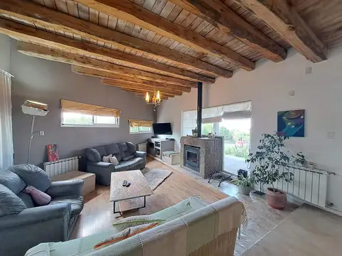 Casa 6 ambientes con 2 baños