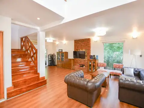 Casa en Venta con 4 cocheras