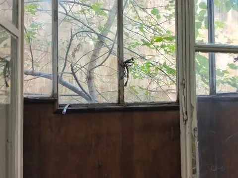 VENTA URGENTE PARA RECICLAR CON MUCHAS POSIBILIDADES 4 AMBIENTES DOS BAÑOS 77 M2 RIVADAVIA 2516...