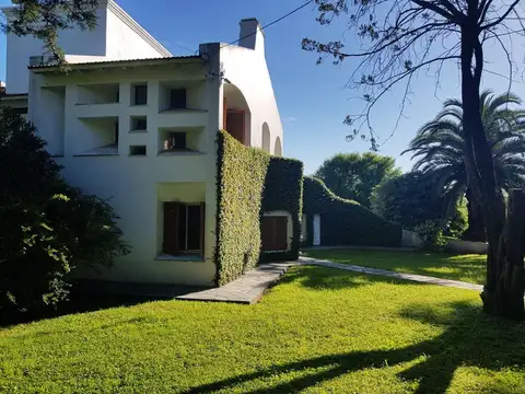 Casa 8 ambientes con 3 baños