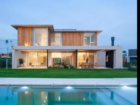 Casa en venta al lago en el barrio Costas Puertos